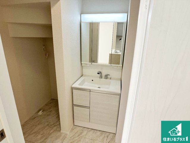 明石市西明石町　新築一戸建ての独立洗面台|清潔感のある洗面台です。フラットな鏡は掃除がしやすく毎日清潔！鏡裏には収納があるのでスッキリとした洗面台が保てます。