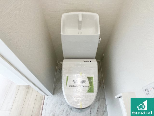 明石市西明石町　新築一戸建てのトイレ|1・2階の2ヶ所にあるので、朝の忙しい時間の順番待ちもなく、深夜の利用にも大変便利です。