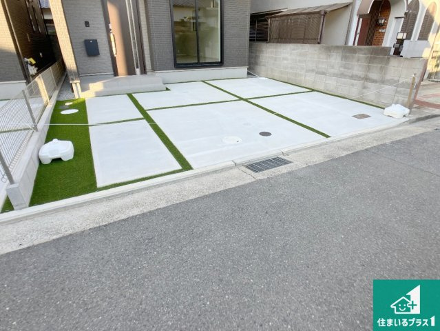 明石市西明石町　新築一戸建ての駐車場|並列２台駐車可能！ゆとりの駐車スペースで車庫入れもスムーズ！

