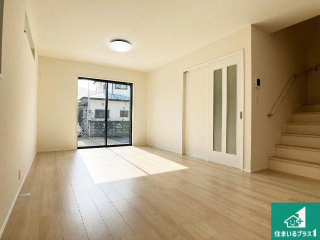 明石市西明石町　新築一戸建ての居間・リビング|日当たり良好の明るいリビングで朝の目覚めもスッキリできそう！対面キッチンでご家族のコミュニケーションも自然と増える設計！小さなお子様が遊ぶスペースを作っても広々とくつろげるLDK！