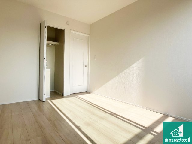 明石市西明石町　新築一戸建ての洋室|ウォークインクローゼット付きで生活スペースもスッキリできます。各居室にも収納がありますので、お子様の衣類やおもちゃなどもしっかり収納できます。