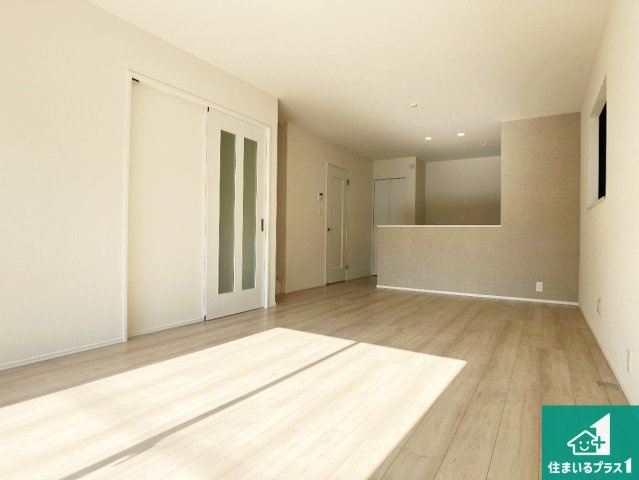 明石市西明石町　新築一戸建ての居間・リビング|シンプルなリビングは、観葉植物等のインテリアを楽しめますね！パパ好みにも、ママ好みにも家具次第で雰囲気を変えることができます！