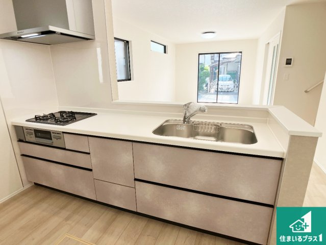 明石市西明石町　新築一戸建てのキッチン|明るいリビングで朝の目覚めもスッキリできそう！対面キッチンでご家族のコミュニケーションも自然と増える設計！小さなお子様が遊ぶスペースを作っても広々とくつろげるLDK！