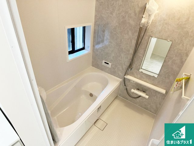 明石市西明石町　新築一戸建ての浴室|足をゆったり伸ばして寛げる浴槽です。窓が設けられていますので差し込む光が明るく穏やかな雰囲気にしてくれます♪浴室乾燥機も設置しているので、雨の日の洗濯物も安心です♪