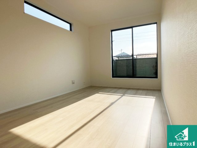 明石市西明石町　新築一戸建ての洋室|寝室は心地よい眠りについてもらいたくて、シンプルかつ開放的な空間な設計にしています！大きな窓から差し込む日が心地いいです♪