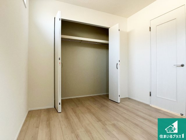 明石市西明石町　新築一戸建ての洋室|収納スペースが充実しているので子供の成長に合わせてたくさん収納ができます！家族構成に合わせた様々な活用ができる収納！