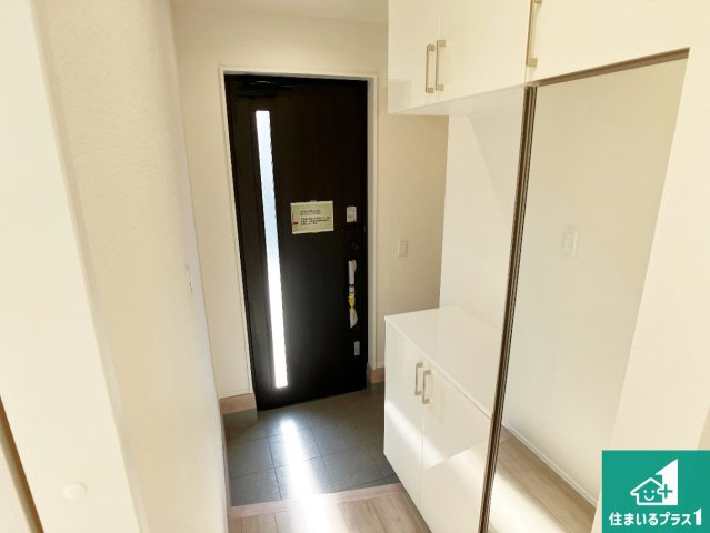明石市西明石町　新築一戸建ての玄関|シューズボックスにはたくさんの靴が収納できるので玄関周りはいつもスッキリ！ご家族が増えても安心！