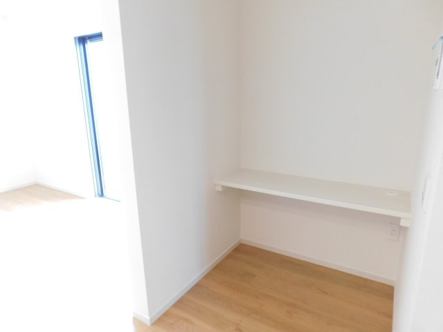 名古屋市中村区猪之越町２丁目の新築一戸建の居間・リビング|◇ＤＥＮ◇　　お子様の勉強や家事スペースなどに利用できます！