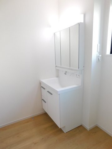 名古屋市中村区猪之越町２丁目の新築一戸建の独立洗面台|◇洗面脱衣室◇　　三面鏡シャンプードレッサー♪