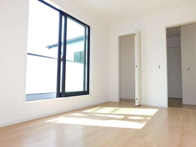 名古屋市中村区猪之越町２丁目の新築一戸建の洋室|◇洋室◇　　明るい洋室６．１帖　収納完備！　バルコニー付き♪