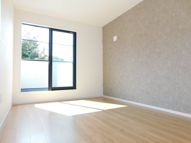 名古屋市中村区猪之越町２丁目の新築一戸建の洋室|◇洋室◇　　明るい洋室６．５帖　収納完備！　バルコニー付き♪