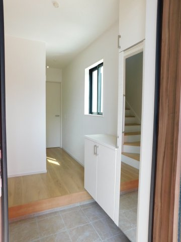 名古屋市中村区猪之越町２丁目の新築一戸建の玄関|◇玄関収納◇　　家族の履物がしっかり収納できるミラー付玄関収納♪　