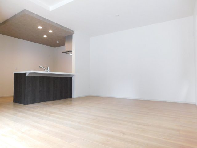 名古屋市中村区猪之越町２丁目の新築一戸建の居間・リビング|◇リビング◇　　南面で明るいリビング１６．４帖　おしゃれな折下天井のフラットキッチン♪