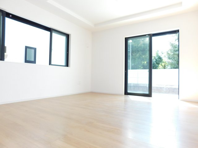 名古屋市中村区猪之越町２丁目の新築一戸建の居間・リビング|◇リビング◇　　南面で明るいリビング１６．４帖　大きな窓から採光が差し込む開放的な空間♪