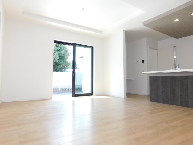 名古屋市中村区猪之越町２丁目の新築一戸建の居間・リビング|◇リビング◇　　南面で明るいリビング１６．４帖　多用途に利用できるＤＥＮスペース付き！