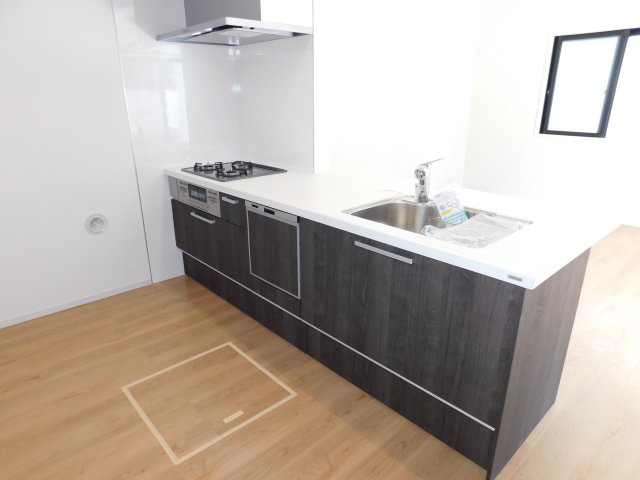 名古屋市中村区猪之越町２丁目の新築一戸建のキッチン|◇キッチン◇　　人気の対面式・人造大理石カウンターキッチン・食洗機・浄水器一体型水栓・静音仕様シンク・薄型換気扇・Ｓｉセンサーコンロ（３口）