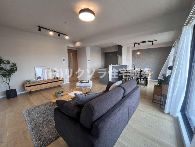 ステイツ枚方・長尾ヒルズの居間・リビング|LDK19.8帖
■物件内覧・資金計画相談・住宅ローン相談、リフォーム相談、お問合せ受付中■
※当日・翌日のご内覧、ご相談はお電話でのお問合せがスムーズです！