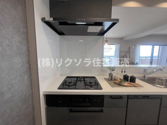 ステイツ枚方・長尾ヒルズのキッチン|ビルトイン三口コンロ付き
■物件内覧・資金計画相談・住宅ローン相談、リフォーム相談、お問合せ受付中■
※当日・翌日のご内覧、ご相談はお電話でのお問合せがスムーズです！