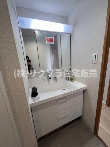 ステイツ枚方・長尾ヒルズの独立洗面台|三面鏡付き独立洗面台
■物件内覧・資金計画相談・住宅ローン相談、リフォーム相談、お問合せ受付中■
※当日・翌日のご内覧、ご相談はお電話でのお問合せがスムーズです！