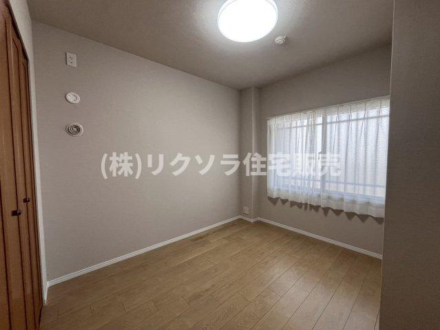 ステイツ枚方・長尾ヒルズの洋室|洋室5.1帖
■物件内覧・資金計画相談・住宅ローン相談、リフォーム相談、お問合せ受付中■
※当日・翌日のご内覧、ご相談はお電話でのお問合せがスムーズです！