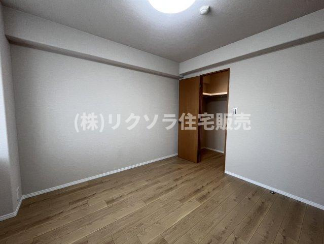 ステイツ枚方・長尾ヒルズの寝室|洋室5.0帖　ウォークインクローゼット付き
■物件内覧・資金計画相談・住宅ローン相談、リフォーム相談、お問合せ受付中■
※当日・翌日のご内覧、ご相談はお電話でのお問合せがスムーズです！