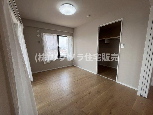 ステイツ枚方・長尾ヒルズの内装|洋室5.5帖　リビング隣接　ウォークインクローゼット付き
■物件内覧・資金計画相談・住宅ローン相談、リフォーム相談、お問合せ受付中■
※当日・翌日のご内覧、ご相談はお電話でのお問合せがスムーズです！