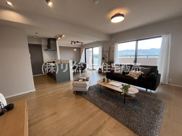 ステイツ枚方・長尾ヒルズの居間・リビング|LDK19.8帖
■物件内覧・資金計画相談・住宅ローン相談、リフォーム相談、お問合せ受付中■
※当日・翌日のご内覧、ご相談はお電話でのお問合せがスムーズです！