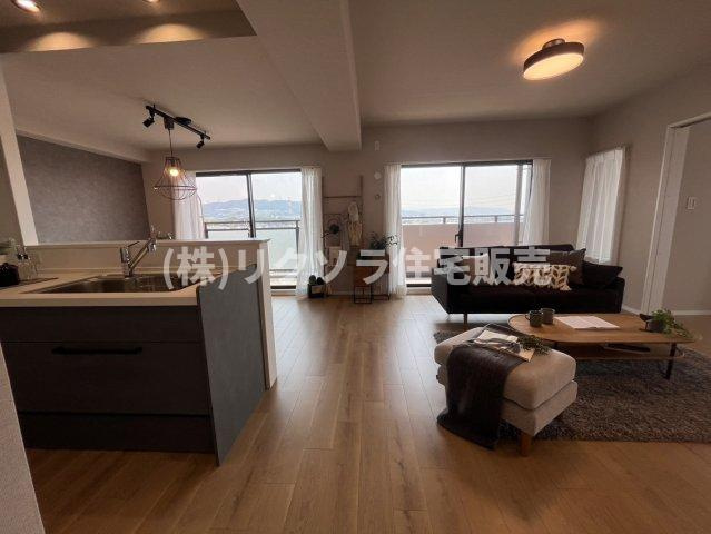 ステイツ枚方・長尾ヒルズの居間・リビング|LDK19.8帖
■物件内覧・資金計画相談・住宅ローン相談、リフォーム相談、お問合せ受付中■
※当日・翌日のご内覧、ご相談はお電話でのお問合せがスムーズです！