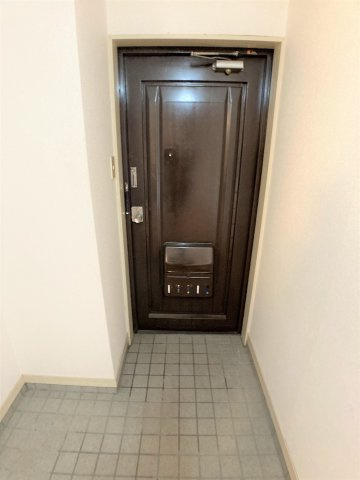 ハイツ瑠紫庵の玄関