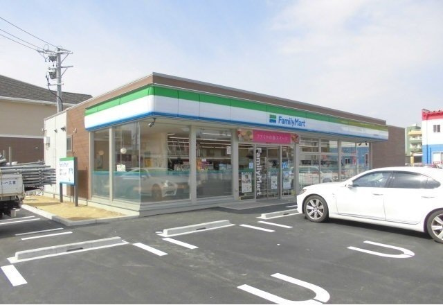 ヴィラ　グロリアの周辺|ファミリーマート　築捨店まで767m
