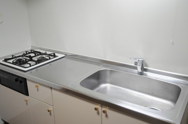 レオパレス西宮北Ｂのキッチン|2口ガスコンロのワイドタイプキッチン