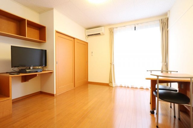 西宮市山口町上山口２丁目のアパートの居間・リビング