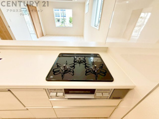 多数の調理器具を同時に使用でき、料理の効率化が可能。省エネで節約になり、様々な料理スタイルに適応できます。また、火力調整が独立しており、手入れや掃除もしやすく、今よりもっとお料理が楽しくなるかも。