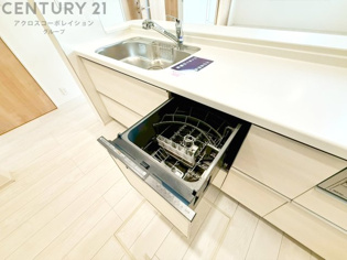 食器洗浄乾燥機は手洗いに比べて時間や労力を節約できます。また、高温のお湯で洗浄されるため、雑菌や細菌を殺菌する効果もあります。さらに、乾燥機能があるため、手で拭く手間も省け衛生的に保管できます。