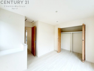 寝室…リラックスできるプライベート空間で、快適な睡眠をサポート。個人の好みに合わせたインテリアや寝具で心地良さを追求。プライベートな時間を過ごし、リフレッシュする場所におすすめです。