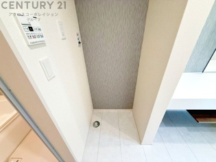 洗濯物の仕分け作業がしやすく、整理整頓が容易になります。洗濯音や湿気を他の部屋に持ち込まず、生活環境を快適に保ちます。上部を活用すれば収納スペースを確保でき洗剤や洗濯用品の整理もしやすくなります。