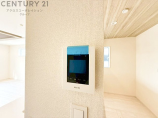 訪問者が来たときにテレビ画面で確認できるため、安心してドアを開けられます。録画機能があるものもあり、留守中に来訪者を記録しておくことができます。利便性が高く、セキュリティ面でも安心です。