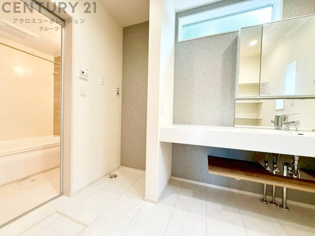 衣服の収納や脱ぎ着や整理整頓がしやすく、湿った衣類を乾燥させるスペースがありカビや臭いの発生を防ぎます。床の汚れを他の部屋に持ち込まず清潔を保つことができます。また快適な入浴環境の整備にも役立ちます。