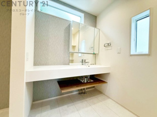 化粧品や洗顔料、歯ブラシなどの必需品をまとめて置ける収納スペースがあり、使用するたびに取り出す手間が省けます。また、水回りのため、濡れても大丈夫な素材が使用されており、お手入れが簡単です。