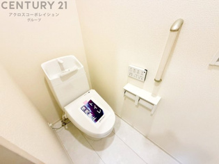 温水洗浄便座付トイレは温水洗浄機能により、暖かい水でおしりを洗浄することができ、冷たい水を使う従来の便座に比べ、温水洗浄機能で暖かいトイレを提供し、快適な使用を可能にします。