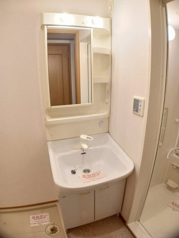 西宮市山口町名来２丁目のアパートの洗面所