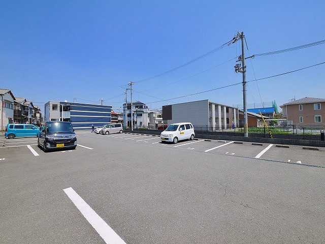 レオパレスルピナスの駐車場