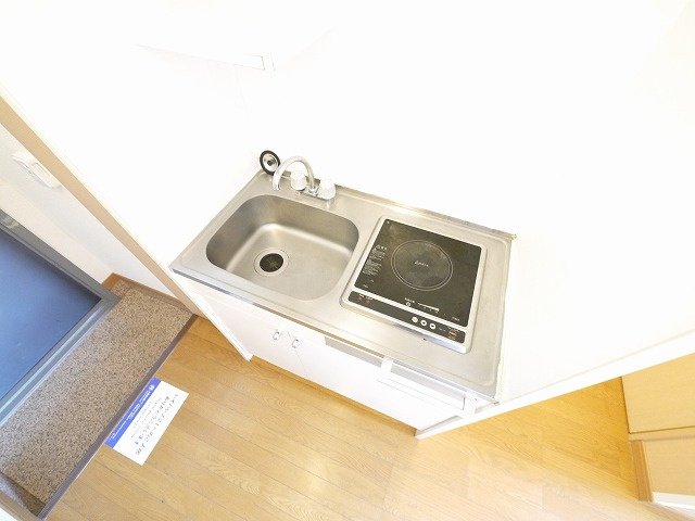 レオパレスルピナスのキッチン|コンパクトなキッチンで掃除もラクラク