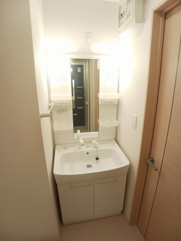 西宮市山口町名来１丁目のアパートの洗面所