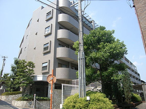 エンゼルブレッサ千里藤白台の外観