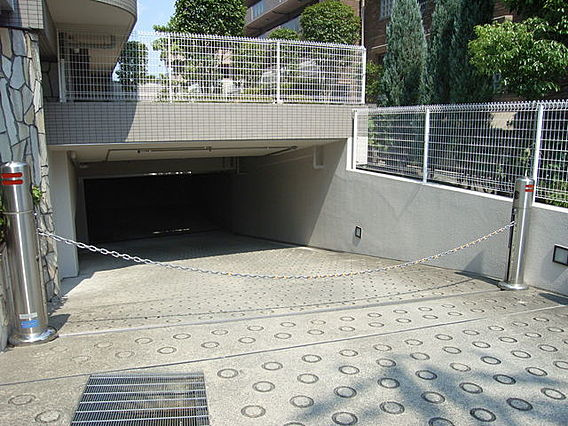 エンゼルブレッサ千里藤白台の駐車場