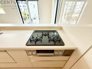 多数の調理器具を同時に使用でき、料理の効率化が可能。省エネで節約になり、様々な料理スタイルに適応できます。また、火力調整が独立しており、手入れや掃除もしやすく、今よりもっとお料理が楽しくなるかも。