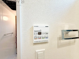 食器洗浄乾燥機は手洗いに比べて時間や労力を節約できます。また、高温のお湯で洗浄されるため、雑菌や細菌を殺菌する効果もあります。さらに、乾燥機能があるため、手で拭く手間も省け衛生的に保管できます。