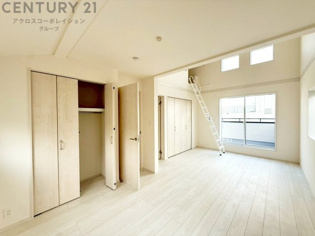 寝室…リラックスできるプライベート空間で、快適な睡眠をサポート。個人の好みに合わせたインテリアや寝具で心地良さを追求。プライベートな時間を過ごし、リフレッシュする場所におすすめです。