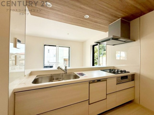 シンプルなデザインと使いやすさを兼ね備えた対面式システムキッチンは、効率的な作業スペースを提供し、家族やゲストとのコミュニケーションを促進します。